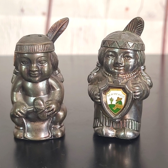 Vintage 90s Japan Metal Native American Indian Couple Salt & Pepper Shakers NM - Picture 1 of 16